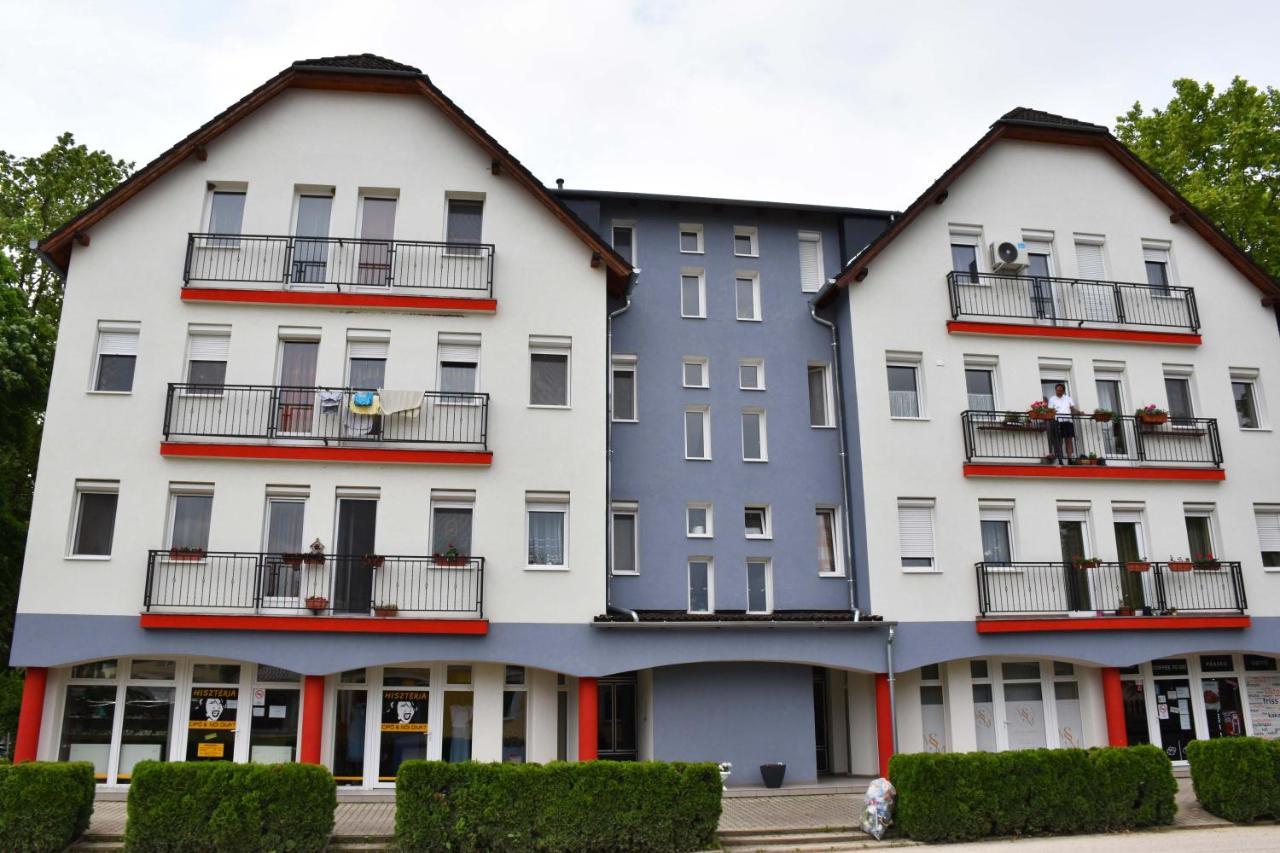 Pilikan Apartments Lenti Eksteriør billede